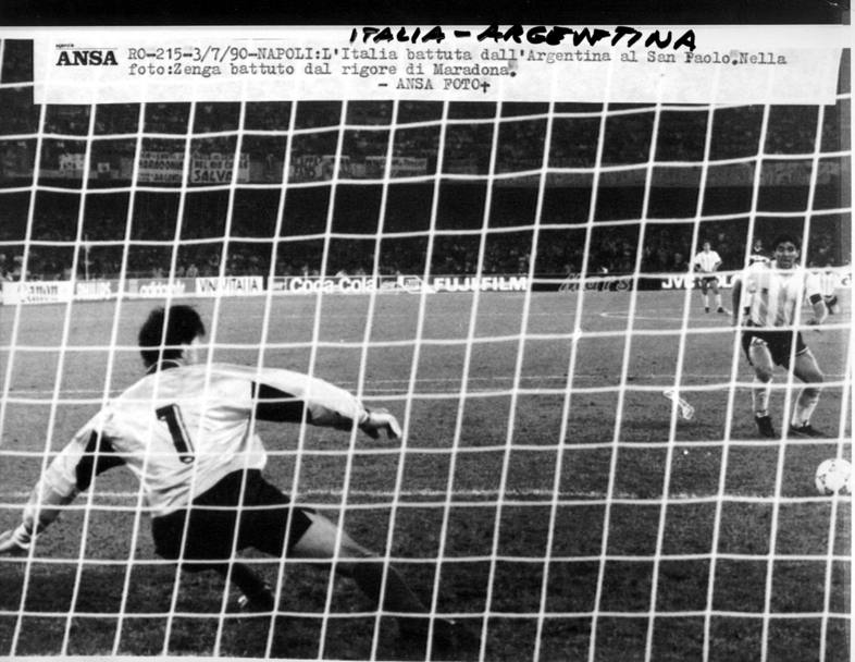Mondiali Italia &#39;90. Semifinale Argentina-Italia 1 1 (finita 4-3 ai rigori). Nella foto Zenga tenta di parare il gol su rigore di Maradona (Ansa)